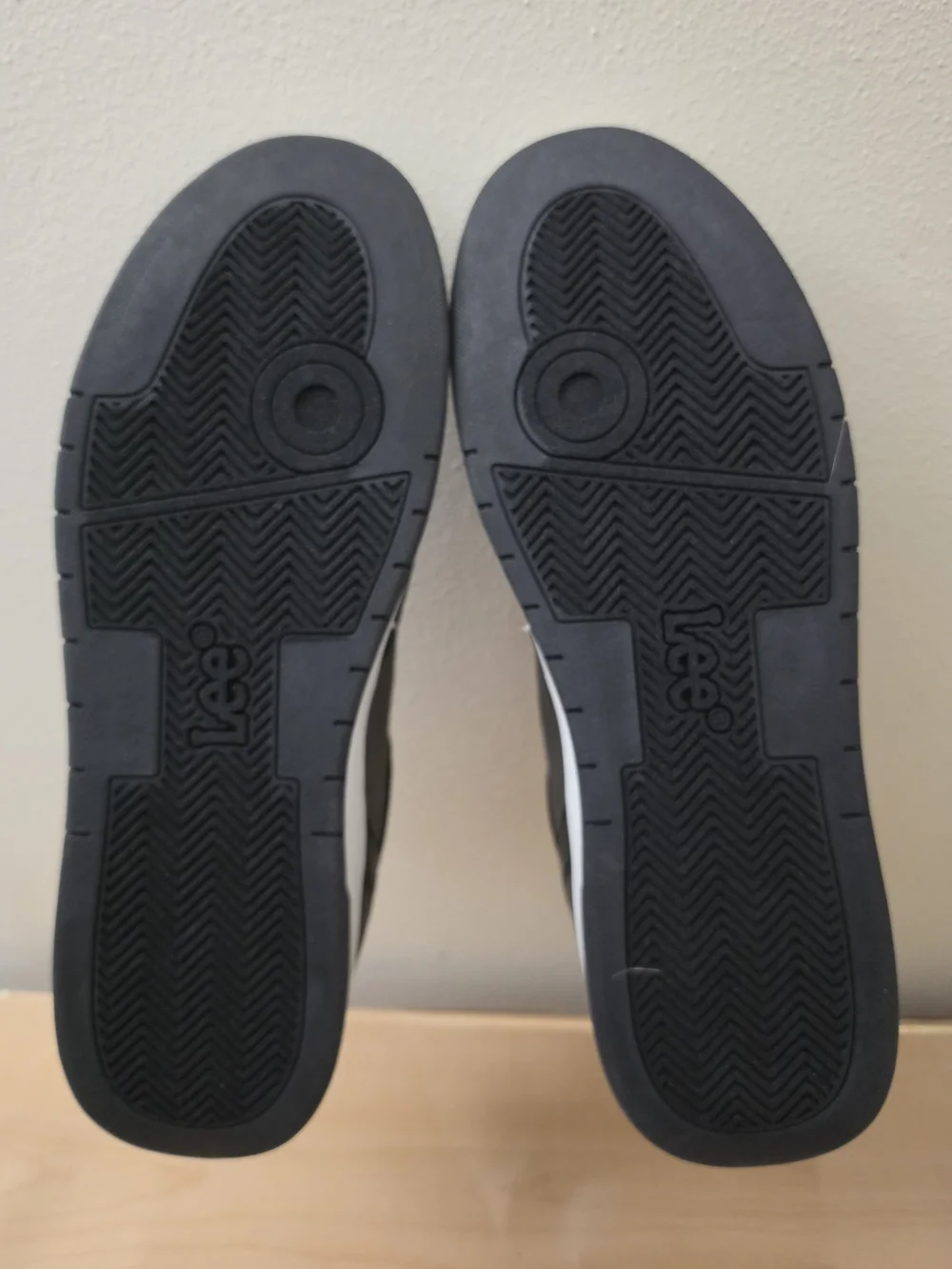 Lee Men's Gray and Black Low-Top Sneakers